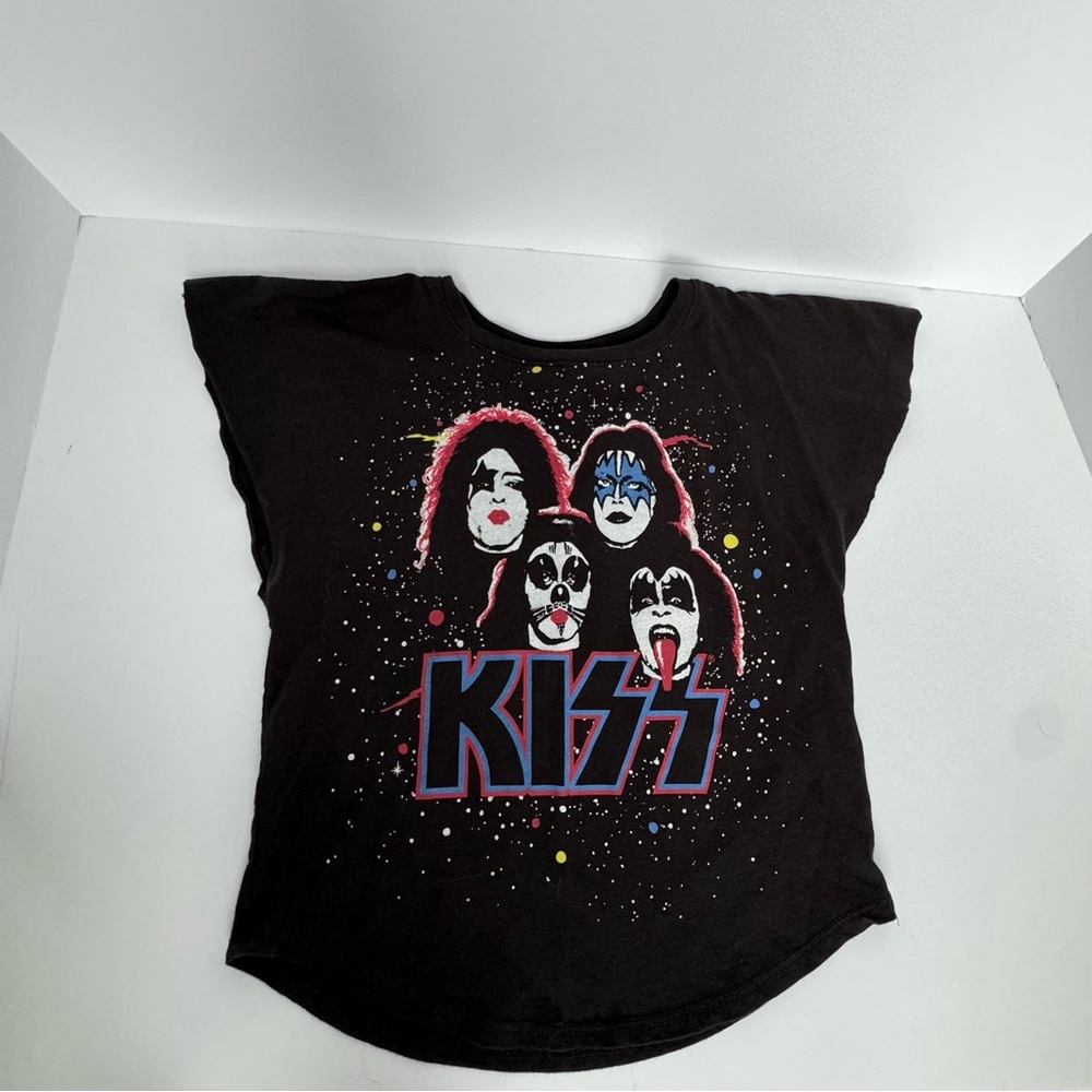 NWOT Kiss T-Shirt Never worn and it looks amazing!